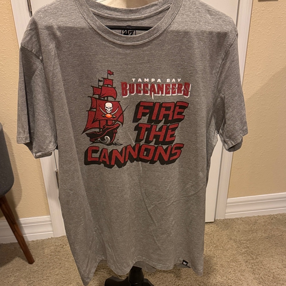 Large Tampa Bay Buccaneers Gray T-Shirt